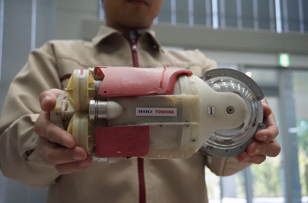 東芝研發(fā)水下游泳機器人-探索核反應(yīng)堆安全殼內(nèi)部